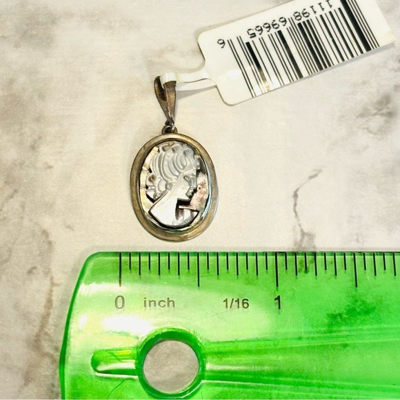 Sterling Silver Cameo Pendant Mini NWT Retails for $198 - Picture 5 of 5